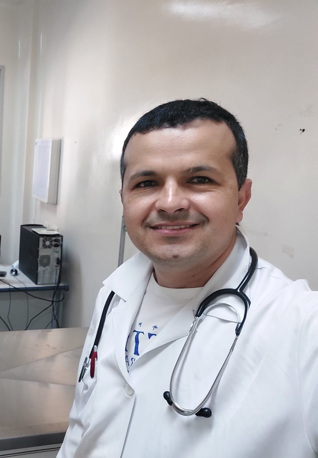 Jorge Cuevas, médico veterinário do consultório Jorge Vet, em Bonito, MS