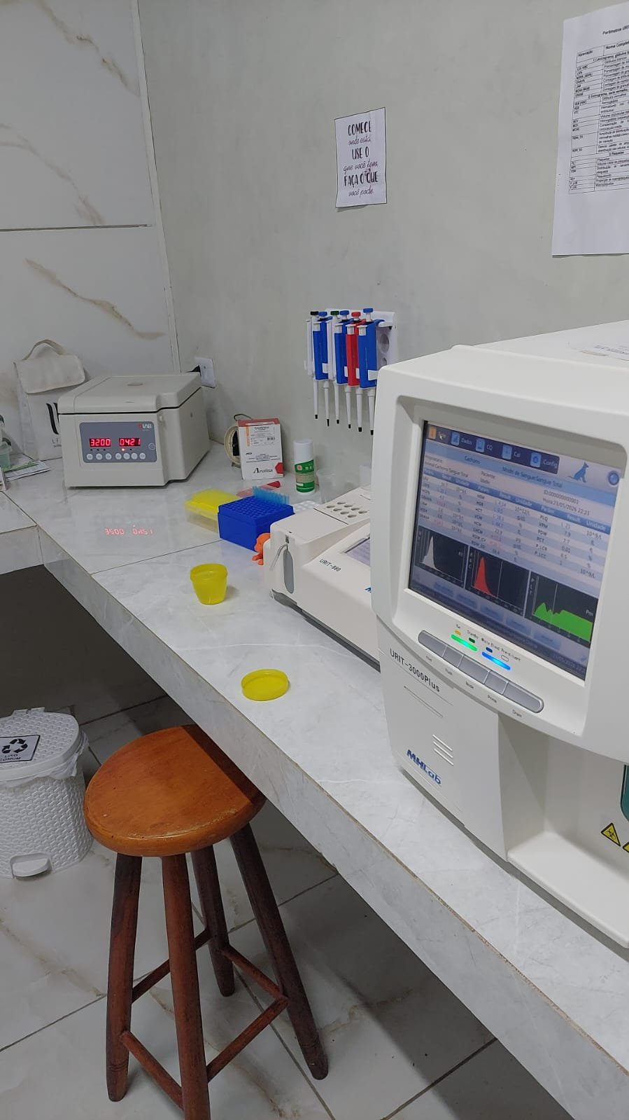 Analisador hematológico do laboratório interno do consultório, processando amostra de cachorro